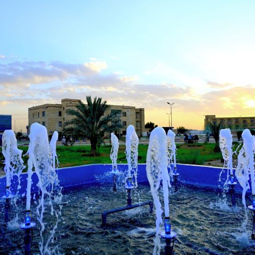 نافورة الحرم الجامعي للجامعة التقنية الجنوبية وقت الغروب.