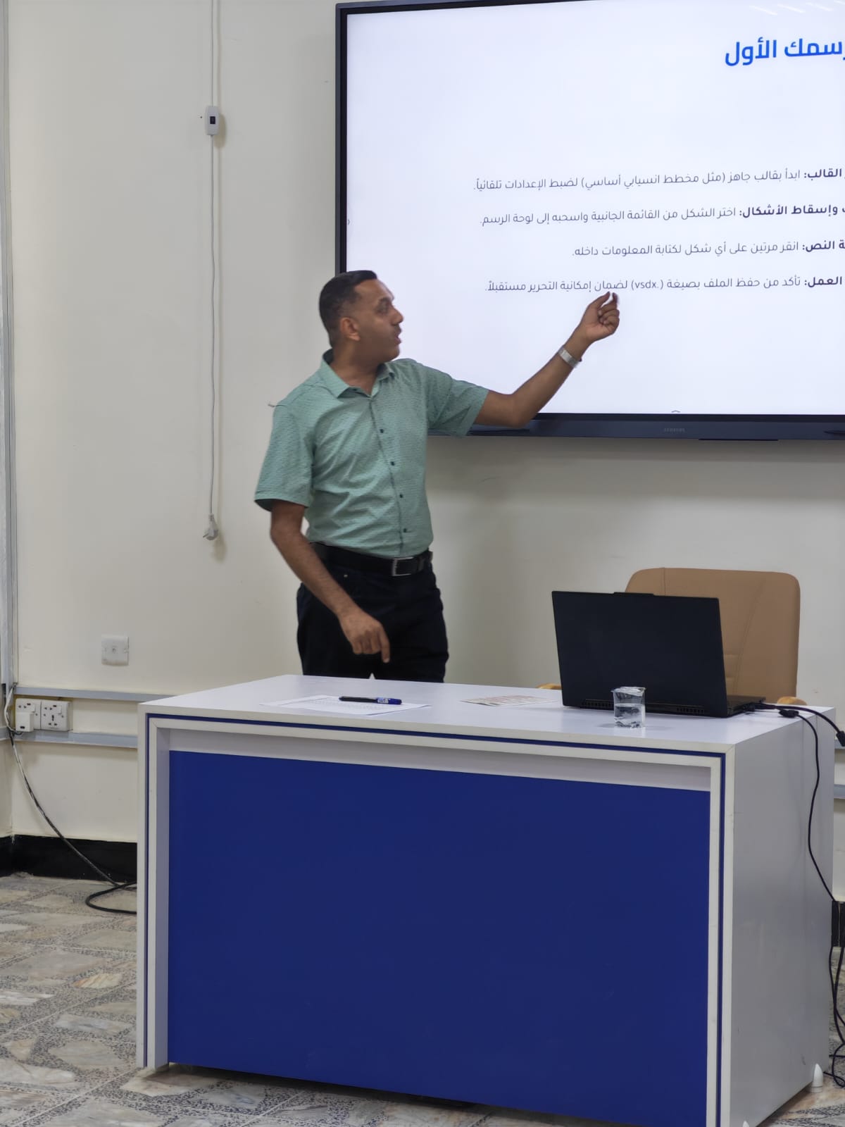 ورشة عمل حول برنامج MS.VISIO لطلبة المخيم الصيفي في مركز الحاسبة بالجامعة التقنية الجنوبية